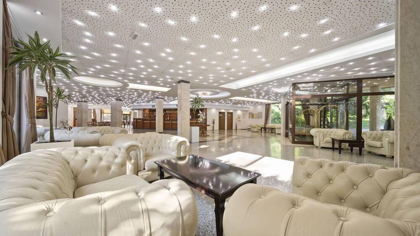 Riviera Beach Hotel, Riviera Holiday Club