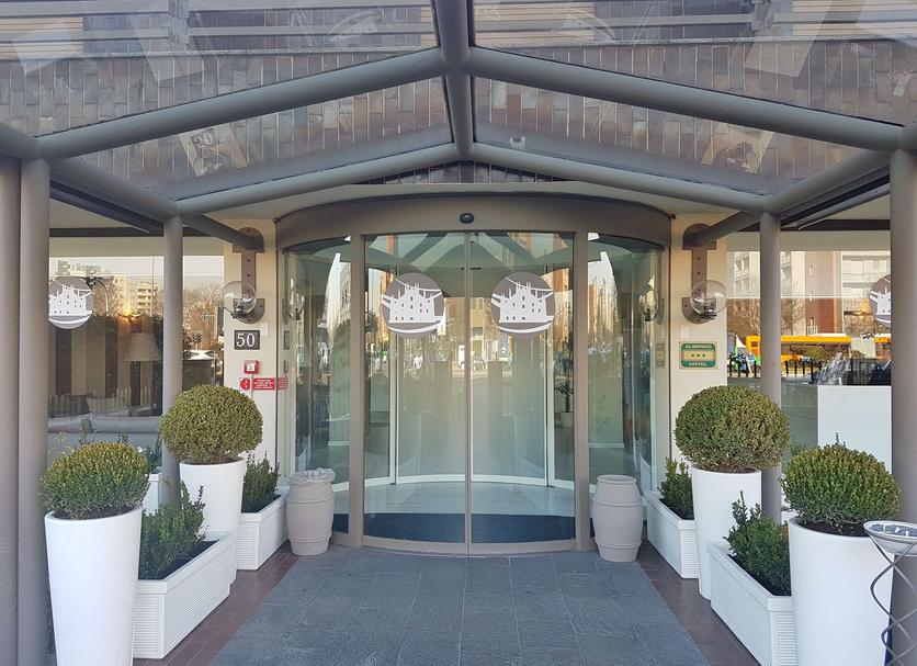 Intrarea în hotel Fotografie